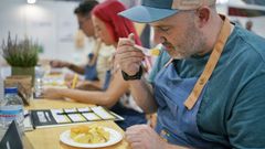 Un participante en la segunda Cata Nacional de Patatas en la feria Alimagro, en Xinzo.