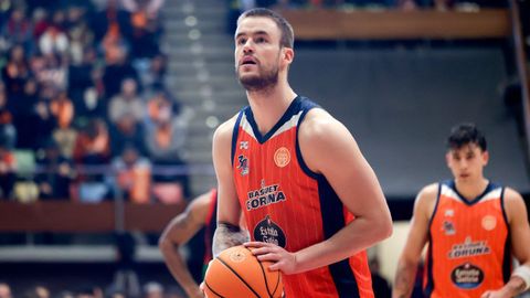 El ala-p�vot naranja Dino Radoncic.