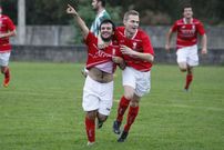 Davic�n celebra un gol del Broll�n en el campo de Os Medos. 