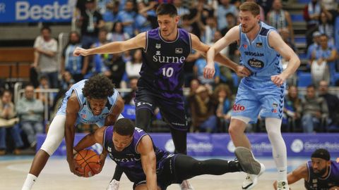 Intensa lucha por la posesi�n del bal�n en el partido del Pazo, que gan� el Breo por 100-99.