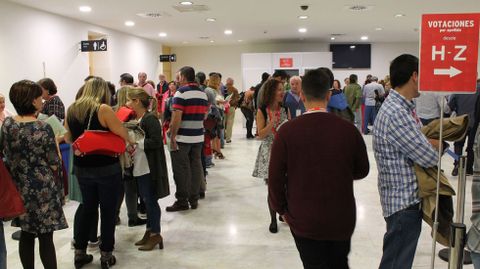 Afiliados a la FSA votan durante el 32 Congreso