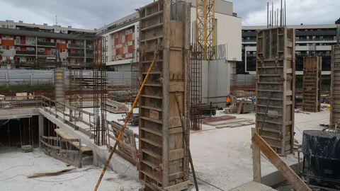 Vista del lugar en el que un trabajador del sector de la construccin ha fallecido este martes en el barrio gijons de Nuevo Roces en un accidente laboral