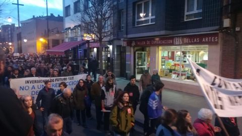 Manifestantes, durante, el recorrido por la avenida de la Argentina