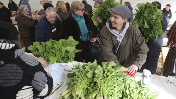 Luc&iacute;a, vecina de Val de Xestoso, acudi&oacute; a la Feira do Grelo de Monfero del domingo con sus manojos