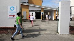 Entrada del centro de vacunaci�n de Monforte, situado en un edificio anexo al instituto R�o Cabe