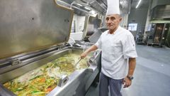 Jos� Antonio Da Pereira, jefe de Cocina del HULA, en la zona de producci�n del servicio.