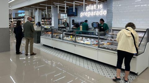 Secci�n de platos preparados del nuevo supermercado Froiz, en Sanxenxo