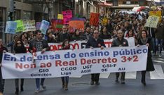 Los manifestantes, que portaron pancartas, est�n en contra de los grados de tres a�os. 