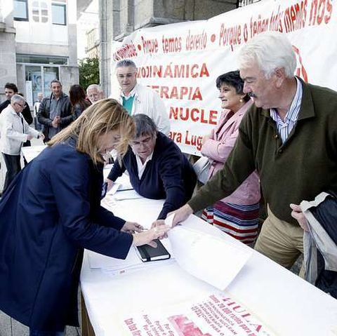 Recogida de firmas en favor de los servicios del HULA. 