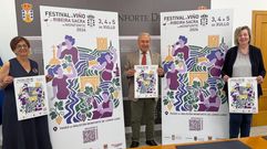 Los responsables municipales de Monforte con el cartel anunciador del octavo Festival do Vi�o da Ribeira Sacra, que reproduce un paisaje de l�neas ondulantes, como el de los bancales de vi�as