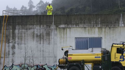 Trabajos de llenado de uno de los dep�sitos de la red de abastecimiento de Llanera
