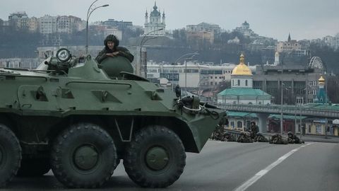 Tanques ucranianos toman posiciones en la entrada de Kiev