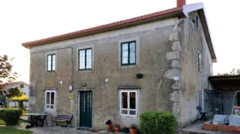 Vedra. La reforma ejecutada en esta vivienda ha mudado por completo su imagen, respetando la concepción original de la fachada y los materiales acordes al Catálogo das paisaxes.