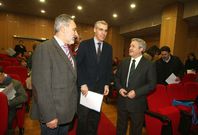 El presidente Miguel Falc�n -a la derecha, con el conselleiro-, est� en la comisi�n gestora. 