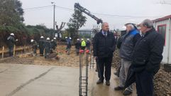 El alcalde, a la izquierda, en una visita al anterior taller de empleo