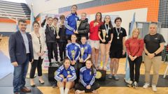 Integrantes del Natural Sport con los trofeos.