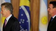 Mauricio Macri camina seguido de Jair Bolsonaro, durante su reuni�n en Brasilia
