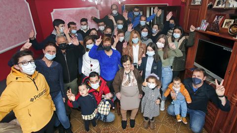 Carmen Elena Tilve, en el centro de la imagen, rodeada de su familia en su casa de Cosoirado, en Mora�a, hace un a�o