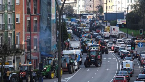 Tractorada en Oviedo para reivindicar el futuro del campo asturiano