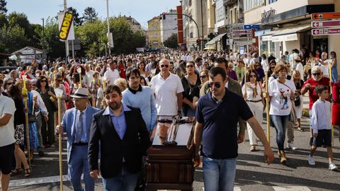 Una de las peculiaridades de la procesión es que hay participantes que portan féretros.