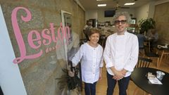 Rosa Fern�ndez, con su hijo, Alberto Lest�n, en la puerta de la pasteler�a
