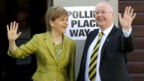 La l�der del SNP, Nicola Sturgeon, y su ahora marido Peter Murrell, a la puerta de un colegio electoral en Glasgow.