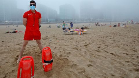 Personal de los equipos de socorrismo de Gijn, vigilan el bao de los usuarios de la playa de San Lorenzo