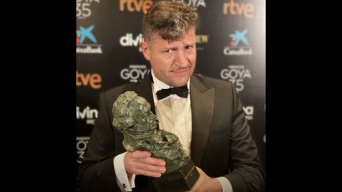 Abraham L�pez con su permio Goya