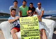 Parte de los integrantes de la asociaci�n Os Balieiros, posando con varios carteles de la fiesta. 