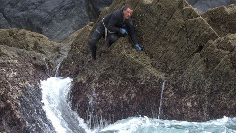 Un percebelleiro de Cedeira faenando en una piedra, en una imagen de archivo