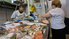 Pescados capturados por barcos de Celeiro, este 16 de junio, en una pescader�a de la plaza de abastos de Viveiro.