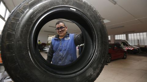 Carlos Alfredo Yen, en el taller de �la Michel�n�, Neum�ticos Mi�or, donde trabaja desde el 2007