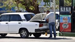 Un hombre se abastece de combustible en una gasolinera de La Habana
