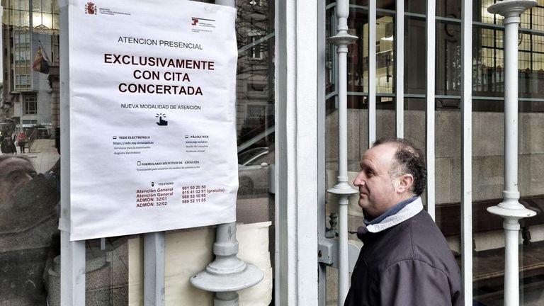 Imagen de archivo de un ciudadano entrando en la oficina de la Seguridad Social en Ourense