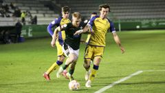 Alcorc�n y Racing, en la imagen el choque de ambos en primera vuelta en A Malata, se juegan el ascenso directo en las tres �ltimas jornadas.