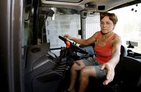 Carmen Fern�ndez Mira, en el interior del tractor, en su explotaci�n de Centi�a (Coristanco).