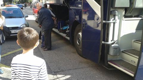 Los conductores estacionan en parada de bus escolar de Valent�n Masip, dificultando su acceso