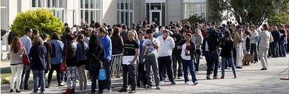 Colas para entregar curr�culos en Empregalia, la feria de empleo organizada en Vigo el pasado abril, que despert� el inter�s de miles de ciudadanos.