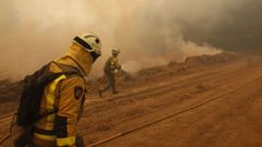 Bomberos trabajando en el fuego de Larouco, extendido hacia Quiroga