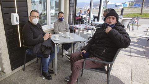 Gente en una terraza de Mux�a este mediod�a
