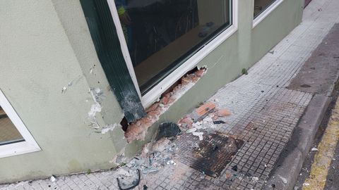 Da�os en el bajo del edificio de Montero R�os, en Bueu, tras el impacto
