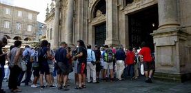 Las colas en la entrada de la Catedral (en la puerta de Acibecher�a) volvieron a sucederse durante la jornada de ayer.