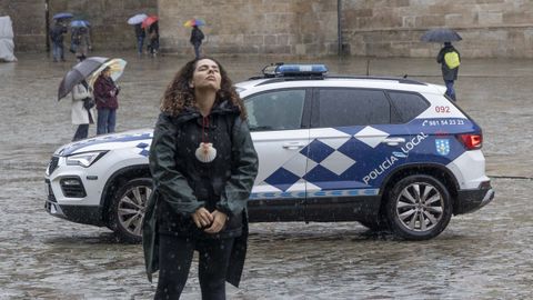 Una patrulla de la Polica Local atraviesa la plaza del Obradoiro entre peregrinos