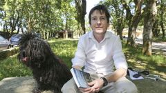 Brendan Shine en O Corgo con su perro