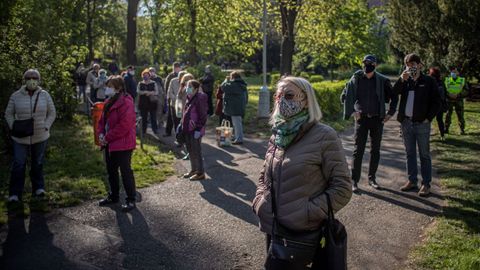 Ciudadanos checos aguardan para hacerse las pruebas voluntarias de COVID-19