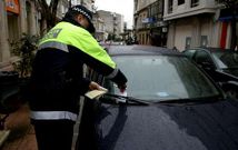 El control de los veh�culos mal estacionados o sin discos azules, entre las labores de los agentes. 