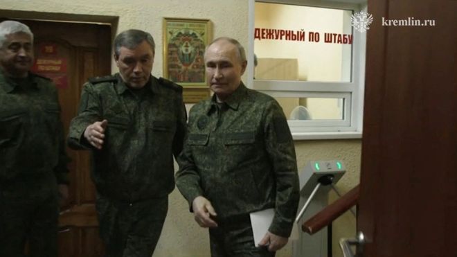 Putin, durante su visita al centro de mando militar en Kursk.