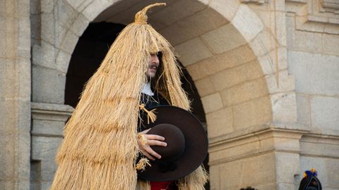 Desfile de traje tradicional gallego en el Domingo das Mozas