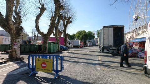 Las atracciones para la Pascua de Padrón comenzaron a instalarse este domingo en el Campo del Souto