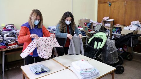 Vecinos de la cuenca minera del Nal�n preparan las instalaciones del colegio San Jos� de Sotrondio, al que llegan hoy viernes 47 ciudadanos ucranianos que ser�n acogidos en la localidad asturiana